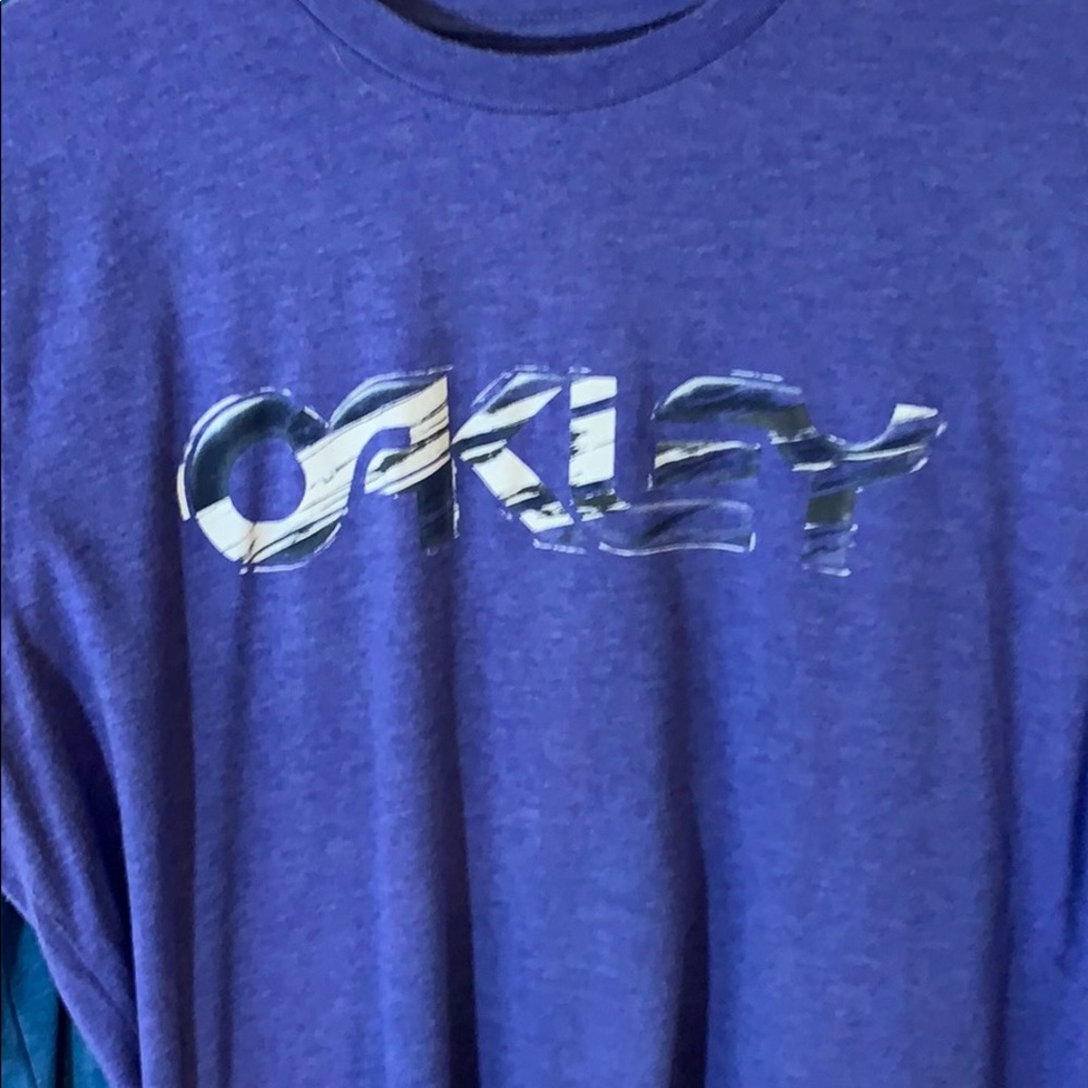 Men’s Oakley T-shirt size large